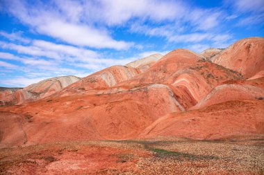 Kırmızı çizgili güzel dağlar. Khizi bölgesi. Azerbaycan.