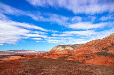 Kırmızı çizgili güzel dağlar. Khizi bölgesi. Azerbaycan.
