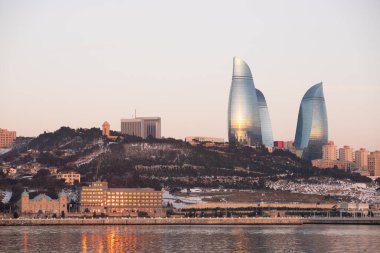 Bakü. Azerbaycan. 02.26.2021. Güneş, Inturrist Oteli 'nin camlarına yansıyor..