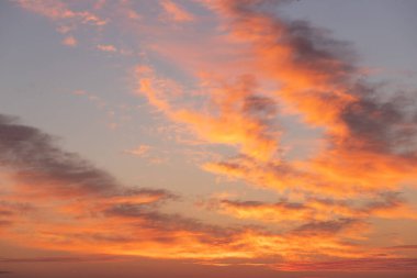 Güneş doğarken güzel kırmızı bulutlar.
