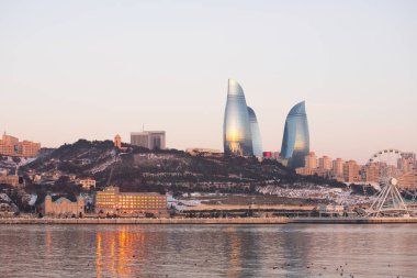 Bakü. Azerbaycan. 02.26.2021. Güneş, Inturrist Oteli 'nin camlarına yansıyor..