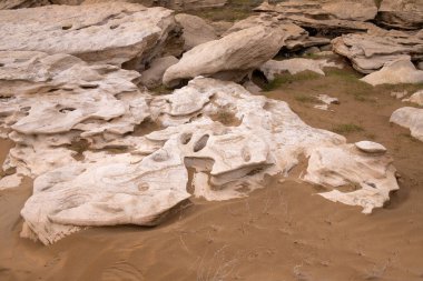 Hazar Denizi 'nin güzel kayalık kıyıları.