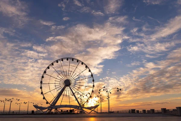 Baku Azerbaigian 2021 Ruota Panoramica Sul Viale All Alba — Foto Stock