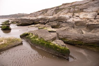 Hazar Denizi 'nin güzel kayalık kıyıları.