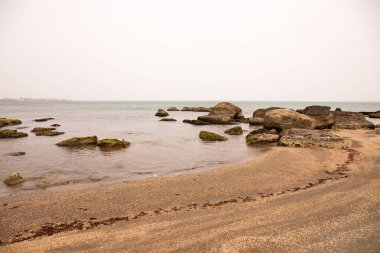 Hazar Denizi 'nin güzel kayalık kıyıları.