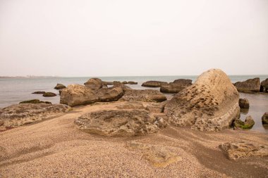 Hazar Denizi 'nin güzel kayalık kıyıları.