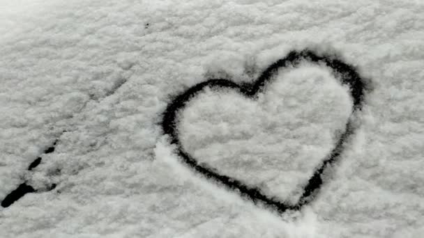 雪の中の心 雪の中で愛の宣言を描いた 雪模様 — ストック動画