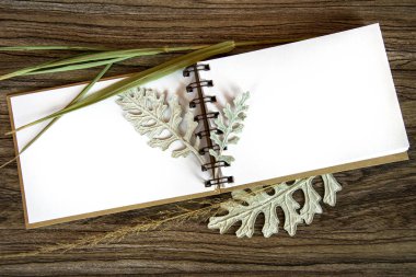 Not ve kuru sonbahar yaprakları. Yazı için okunabilir beyaz sayfa. Kart.