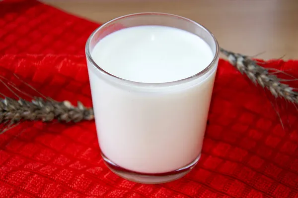 Стакан Молочного Напитка Красной Салфетке Стакан Молока Пшеничные Хлопья — стоковое фото