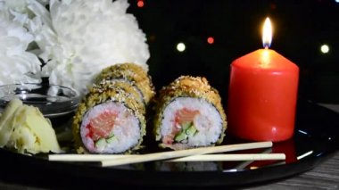 Yuvarlanmalar, yanan ışıklar ve yanıp sönen Noel ışıklarının arka planında bir buket aster..
