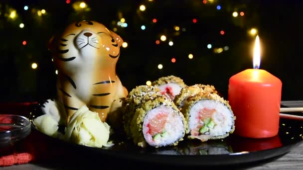 Tiger Sushi Kerze Neujahrsstillleben — Stockvideo