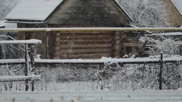 村里下着雪 — 图库视频影像