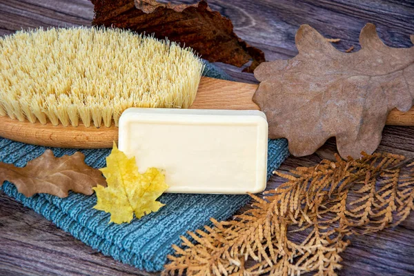 Banyo aksesuarları, üst manzara. Günlük vücut bakımı konsepti, organik banyo ürünleri.