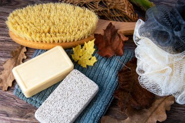 Sünger taşı, sabun, vücut fırçası ve lif. Banyo aksesuarları.