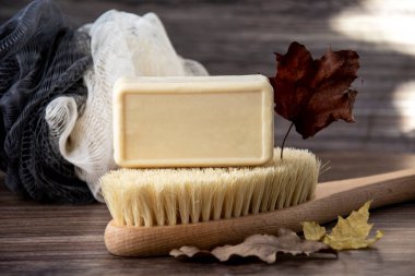 Sabun, lif ve vücut fırçası. Banyo aksesuarları, üst manzara. Günlük vücut bakımı konsepti, organik banyo ürünleri.