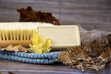 Sabun, lif ve vücut fırçası. Banyo aksesuarları, üst manzara. Günlük vücut bakımı, banyo ürünleri.