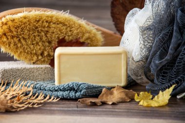 Spa malzemeleri. Havlu, sabun, fırça, bez ve pamuk..