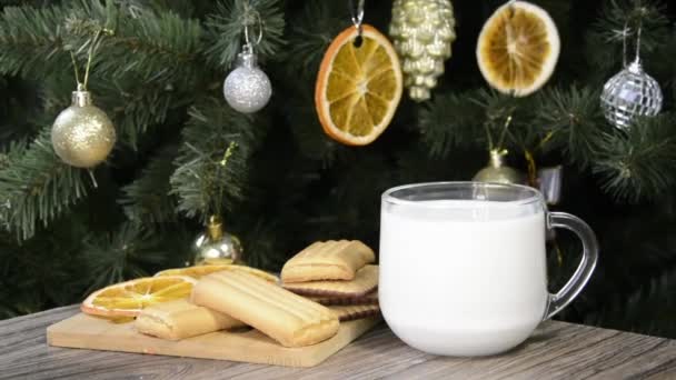 牛奶和饼干 圣诞老人吃饼干 喝他留在圣诞树下的牛奶 — 图库视频影像