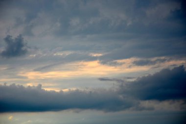 Gün batımında gökyüzü. Gece gökyüzünün bulutları.