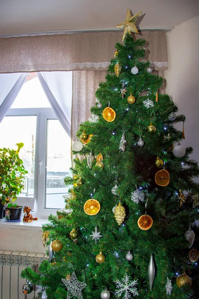 Albero Domestico Albero Natale Decorato Con Fette Arancia Buone Vacanze — Foto Stock