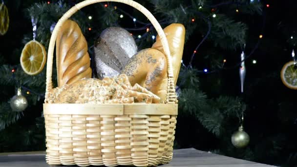 ライト付きのクリスマスツリーの背景にパンとバスケット クリスマス — ストック動画
