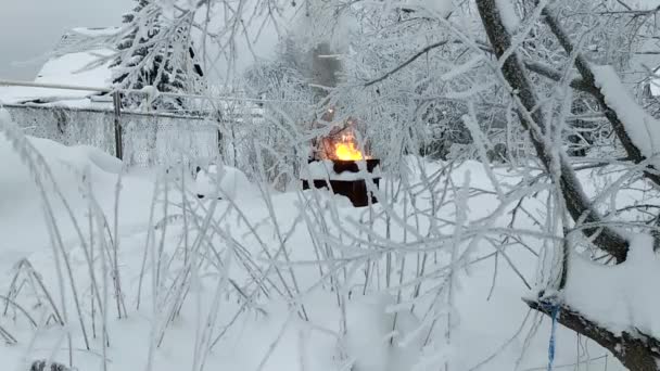 Brännande Hushållsavfall Bränner Skräp Metalltunna Vintern Eld Och Snö — Stockvideo