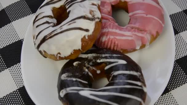 Een Donut Donuts Chocolade Glazuur Cupcakes Als Ontbijt Uitzicht Van — Stockvideo