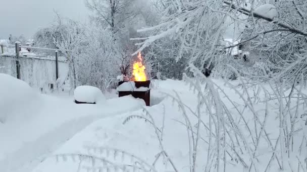 Recykling Palenie Śmieci Metalowej Beczce Zimą Ogień Śnieg — Wideo stockowe