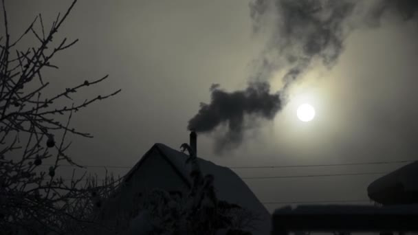 Rook Uit Schoorsteen Verwarmt Het Fornuis Winter Winternacht Landschap — Stockvideo