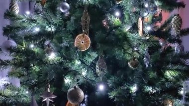 Parıldayan ışıkları olan bir Noel ağacı. Yılbaşında Noel ağacında Noel oyuncakları.
