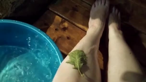 洗澡水一个女人正在洗澡时蒸腾着 腿上浇着水 — 图库视频影像