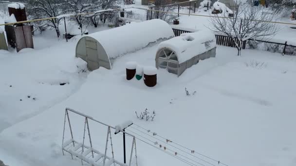 乡村的冬天 雪地里的花园大雪下的温室从上面看 — 图库视频影像