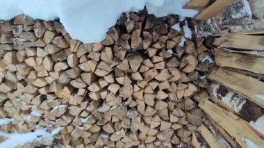 Kış için odun hazırlıyorum. Soba ve banyo için yakıt. Uzay ısıtması için hammadde. Kışın kar altında odun yığını.