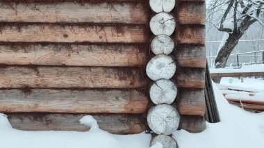 Ahşap dokular. Kütük evi. Kışın kütük duvarı. Ahşap banyo..