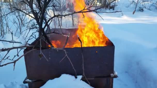 Szemetet Éget Egy Vaskonténerben Tűz Hordóban Újrahasznosítás Lángok Hóban — Stock videók