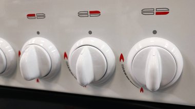 Gaz ocağı. Gaz sobasının vidaları ayarlamasına odaklan. Mutfak için yeni ev aletleri..