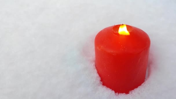 Vela Encendida Vela Roja Nieve — Vídeo de stock