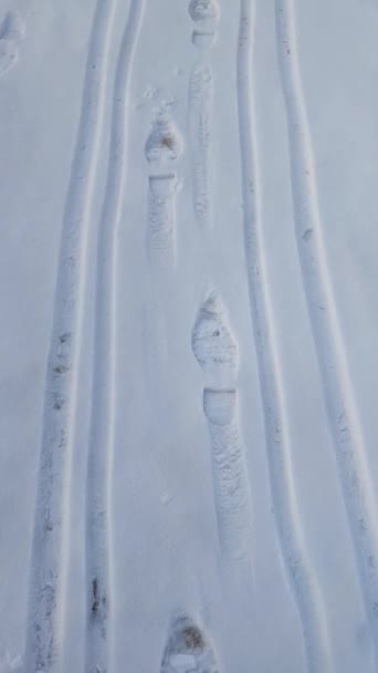 Сліди Коляски Сніг Вертикальне Відео Взимку — стокове відео