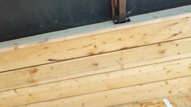 Evlerin inşaatı. Çatı saçıldı.