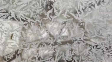 Camda buz var. Buz gibi çizim. Kışın donmuş cam..