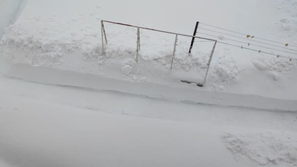 冬の温室につながる滑らかな雪の道 — ストック動画