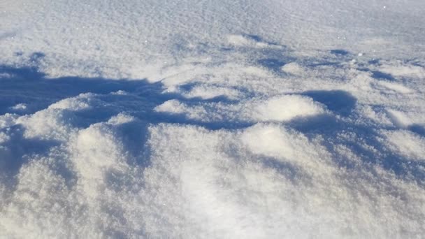 Schneeverwehungen Bei Sonnigem Wetter Mit Schatten — Stockvideo