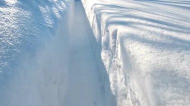 Bahçedeki kar yolu. Kar yığınında bir tünel.