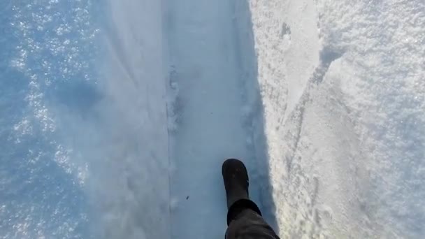 Los Pies Caminan Nieve Camino Jardín Despejado Nieve — Vídeos de Stock