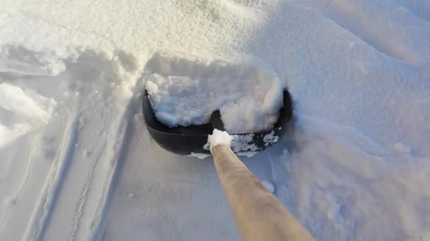 雪のシャベルで家の近くの雪の除去 — ストック動画