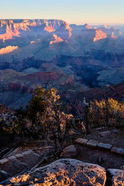Yolumu aydınlat. Grand Canyon Ulusal Parkı 'nda Aralık şafağı. Grandview Point 'ten, Kuzey Rim yakınlarındaki kaya katmanları Güney Rim' den gelen bir yol kadar ışığı da yakalıyor.