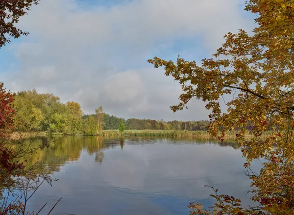 Lago Idílico Otoño Con Cielo Nublado — Foto de Stock