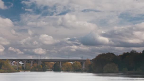 Laps Temps Lac Avec Pont Levis Des Trains Mouvement — Video