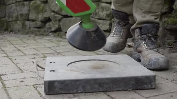 Positionierung Einer Hydraulischen Kranstütze Auf Sicherem Boden — Stockvideo