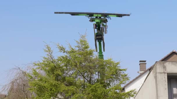 Une Grue Transporte Une Vitre — Video